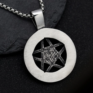 Viking heptagram hanger van roestvrij staal met gehamerde textuur op zwarte steen