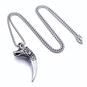 Collier avec pendentif dent de loup en acier titane hip hop et gravure de tête de loup