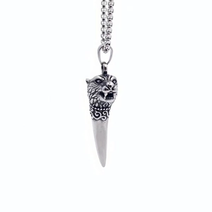 Vue détaillée du pendentif dent de loup en acier titane avec chaîne à billes rétro