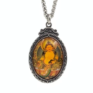 Gros plan détaillé du collier rétro en acier titane avec pendentif thangka Yellow Zambala