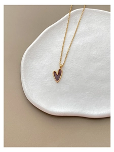 Detailaufnahme der s925 Goldkette mit asymmetrischem, dunkelrotem Emaille-Herzanhänger