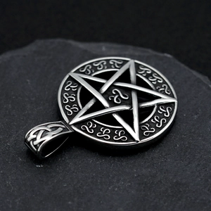 Detail van vintage roestvrijstalen pentagram hanger met Keltische knoop gravures