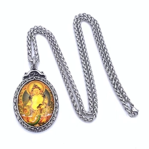 Vue détaillée du collier vintage en acier titane avec pendentif coloré de déité Thangka