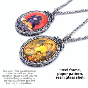 Détail macro du pendentif Thangka vintage avec cadre en acier et verre de résine