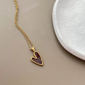 Minimalistische s925 Silber Goldkette mit einem dunkelroten Herz-Emaille-Anhänger