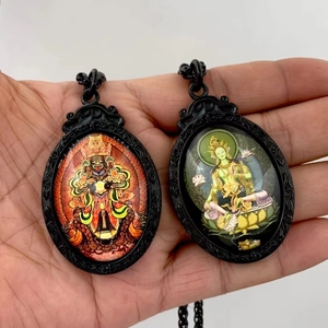 Colgante Thangka Green Tara de acero de titanio negro para collar unisex estilo budista