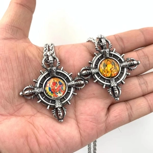 Collana Vajra in acciaio al titanio retrò con ciondolo buddista colorato per uomo stile vintage