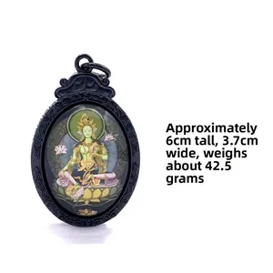 Detalle del colgante Thangka negro con imagen de Tara Verde y dimensiones de 6 cm por 3,7 cm