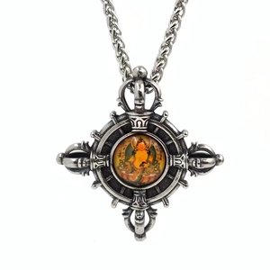 Dettaglio del ciondolo Vajra in acciaio retrò con motivo di divinità buddista tibetana