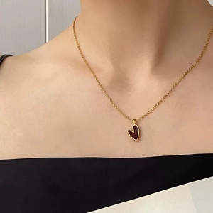 Elegante S925 Silberkette mit dunkelrotem Herzanhänger aus Emaille an goldener O-Kette