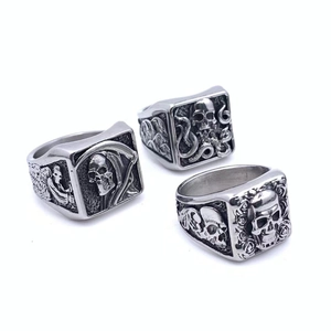Gothic schedel ringen set met magere hein en roos motieven in retro roestvrij staal