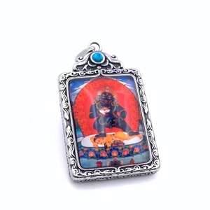 Gros plan détaillé d'un pendentif Thangka carré en acier titane incrusté de turquoise