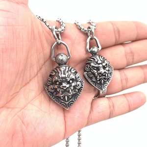 Collier punk vintage en acier titane avec pendentif créature mythique et fini argenté