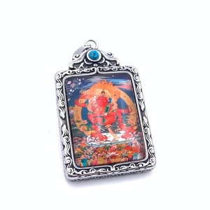 Gravure en relief détaillée sur pendentif Thangka tibétain avec perle turquoise et icône rouge