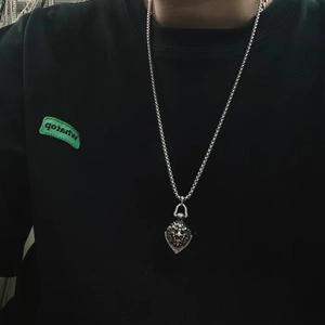 Pendentif tête d'animal punk rétro en acier titane pour hommes avec un style industriel