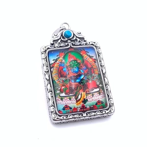 Détail macro du pendentif thangka bouddhiste avec incrustation de turquoise et acier