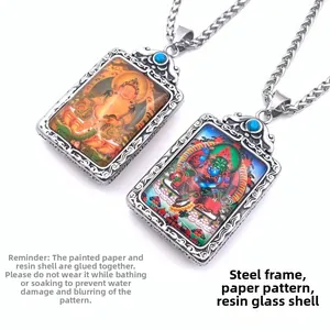 Détail macro du pendentif Thangka montrant l'art religieux sous résine avec perle turquoise