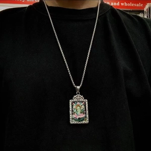 Collar con colgante Tara Verde en acero de titanio con arte Thangka colorido y motivos vintage
