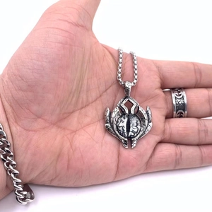 Collana con ciondolo occhio del diavolo in acciaio al titanio vintage e catena