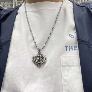 Dettaglio della collana con ciondolo occhio del diavolo in acciaio al titanio su modello