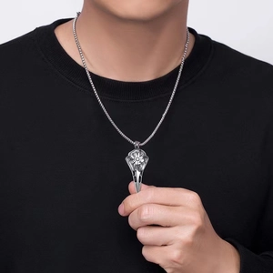 Vue détaillée du pendentif crâne de corbeau Viking avec symbole Vegvisir sur chaîne