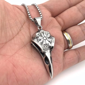 Collier avec pendentif crâne de corbeau viking en acier inoxydable argenté pour hommes