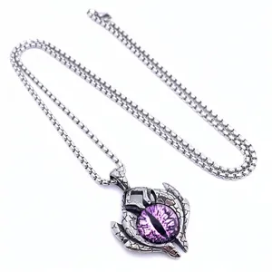 Dettaglio della collana con ciondolo occhio di drago argento vintage con pupilla viola