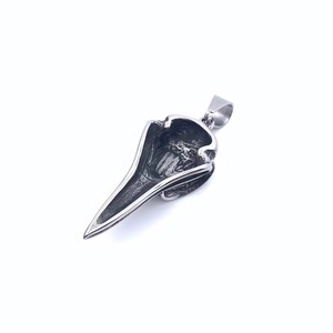 Vue détaillée du pendentif crâne de corbeau viking nordique avec finition acier vieilli