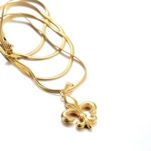 Eleganter Fleur-de-Lis Anhänger aus Gold an einer Schlangenkette für Damen