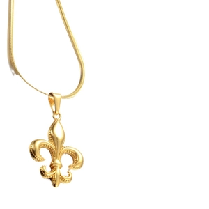 Eleganter Fleur-de-Lis Anhänger aus Gold an einer feinen Schlangenkette