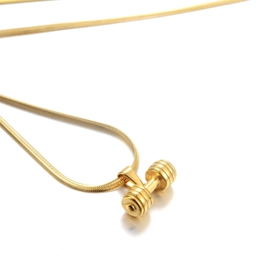 Detailansicht eines goldenen Hantelanhängers an einer feinen Schlangenkette für Fitnessfans