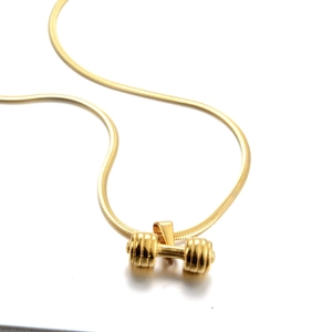 Goldene Hantel-Anhänger Halskette mit Schlangenkette auf weißem Hintergrund poliert