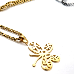 Exquisito collar con colgante de libélula dorada con alas caladas y cadena box