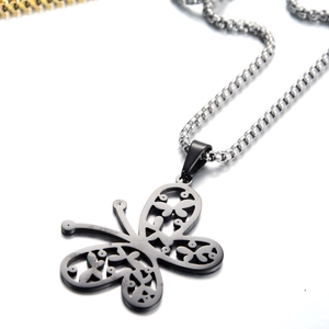 Collar con colgante de mariposa negro mate y cadena de plata minimalista para mujer