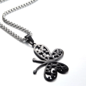 Collar con colgante de mariposa en acero de titanio con chapado negro y cadena de plata