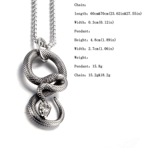 Détail du pendentif serpent vintage en argent avec écailles ciselées sur chaîne box