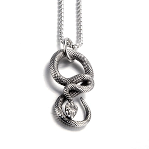 Détail du pendentif serpent vintage avec écailles ciselées et finition en argent antique