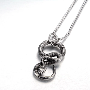 Collier avec pendentif serpent rétro en acier inoxydable, texture écailles et chaîne box
