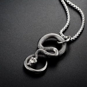 Détail macro du pendentif serpent avec texture d'écailles et finition en acier oxydé