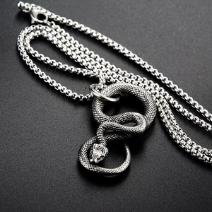 Détail du collier pendentif serpent vintage avec texture d'écailles sur chaîne en acier