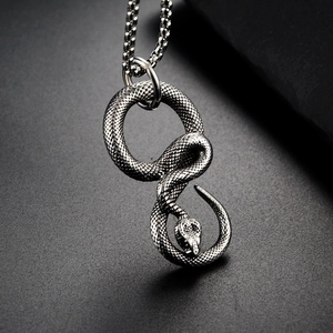 Collier avec pendentif serpent vintage en acier titane avec écailles détaillées et chaîne