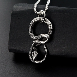 Collier avec pendentif serpent vintage et écailles détaillées sur une chaîne maille serpent