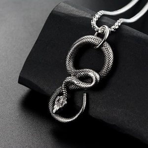 Détail du pendentif serpent argenté avec écailles texturées sur une chaîne serpent épaisse