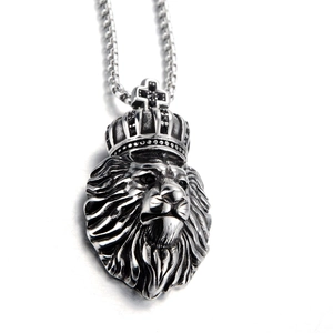 Gros plan détaillé du pendentif tête de lion en argent avec couronne et zircons noirs