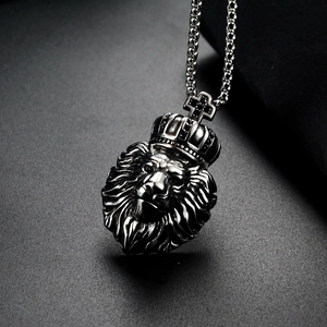 Pendentif tête de lion rétro en acier inoxydable avec couronne et pierres de spinelle noir