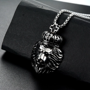 Détail macro du pendentif tête de lion vintage avec couronne, croix et micro-incrustations