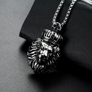 Collier pendentif tête de lion rétro en acier inoxydable avec couronne pour hommes
