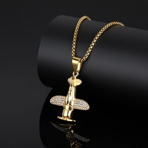 Collar con colgante de avión en oro pulido con alas de cristal y cadena tipo box