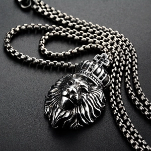 Gros plan du pendentif tête de lion vintage avec couronne et détails en zircon noir