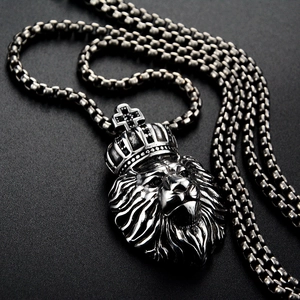 Gros plan du pendentif tête de lion rétro en acier avec couronne et détails noirs
